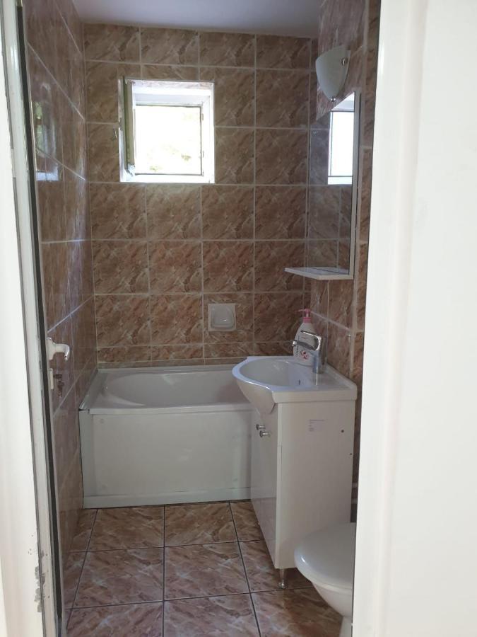 Cazare Apartament Cu 2 Camere เนโฮลู ภายนอก รูปภาพ